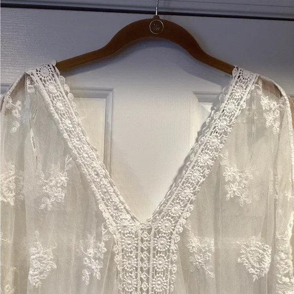 Elegant White Lace Kimono - Picture 3 of 9